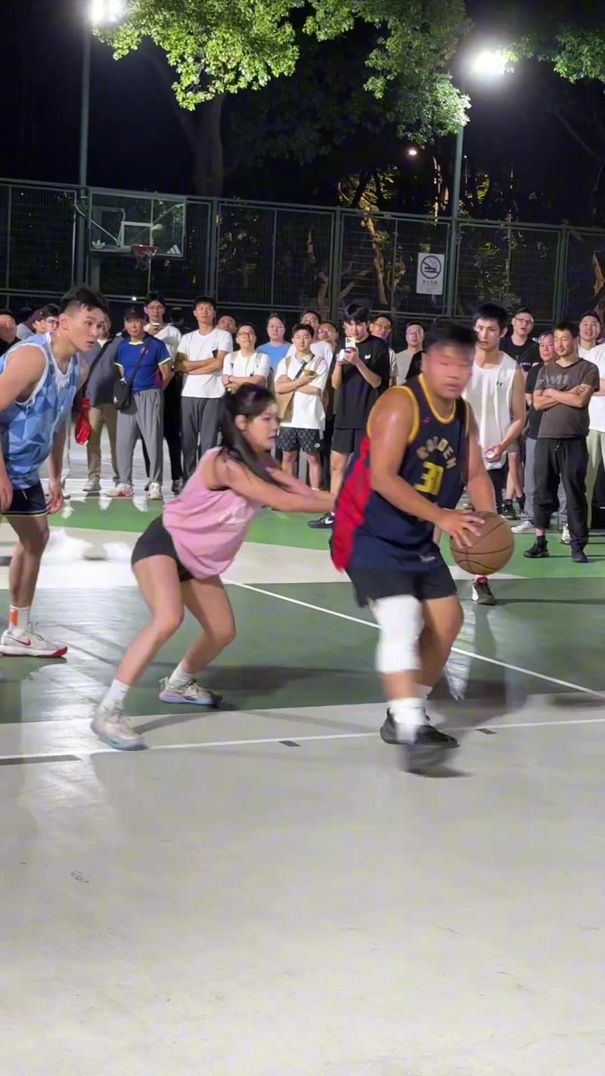 這哥們看見防自己的是女生，一個勁背打，球也不傳了